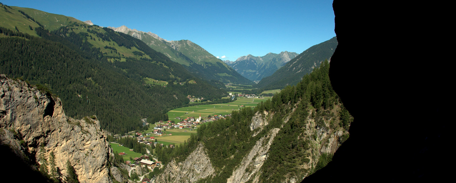 Stockach und Bach, Blick aus den Tunnels auf dem Weg zur Sulzlalm