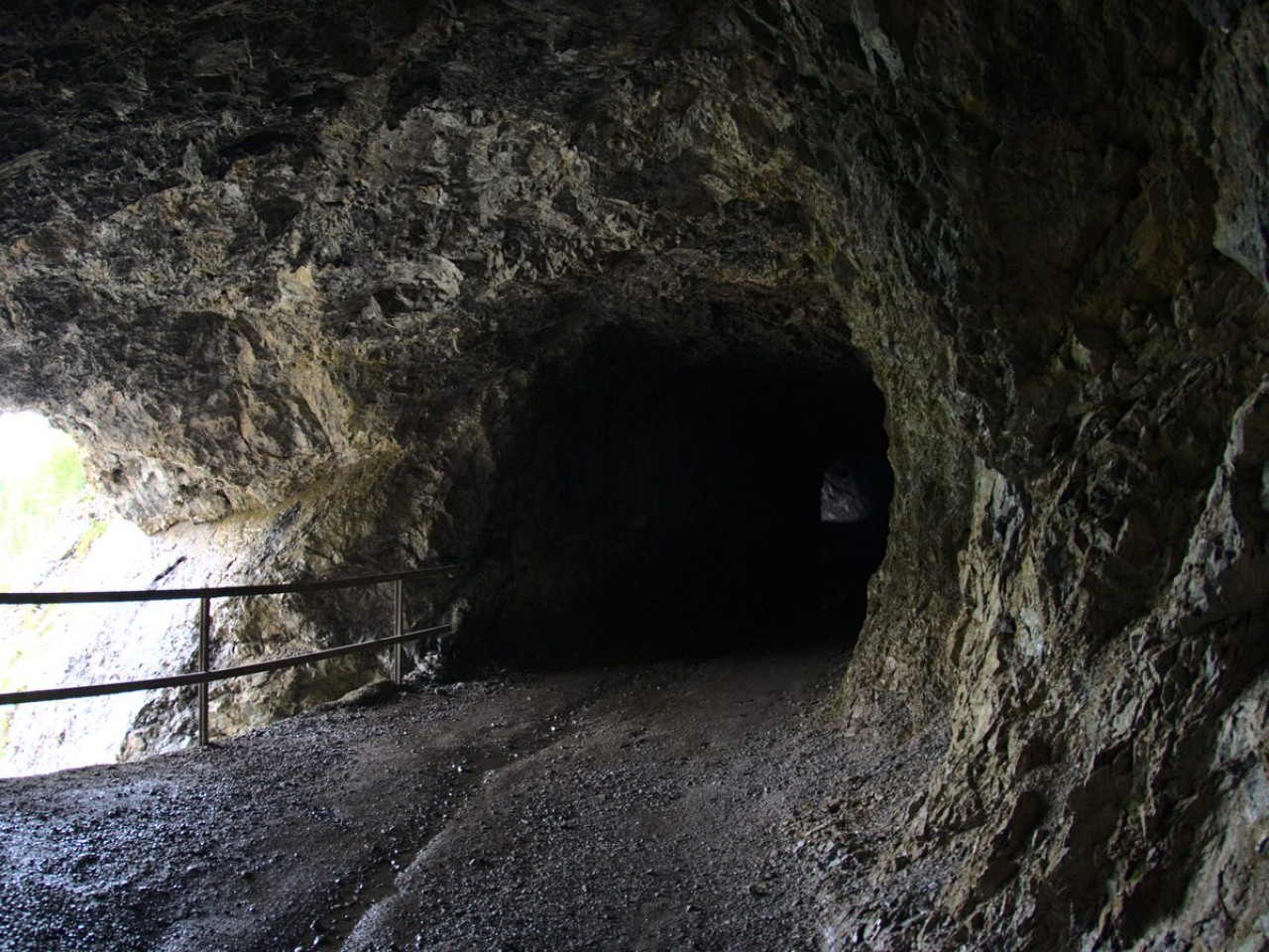  Weg durch die Felstunnel