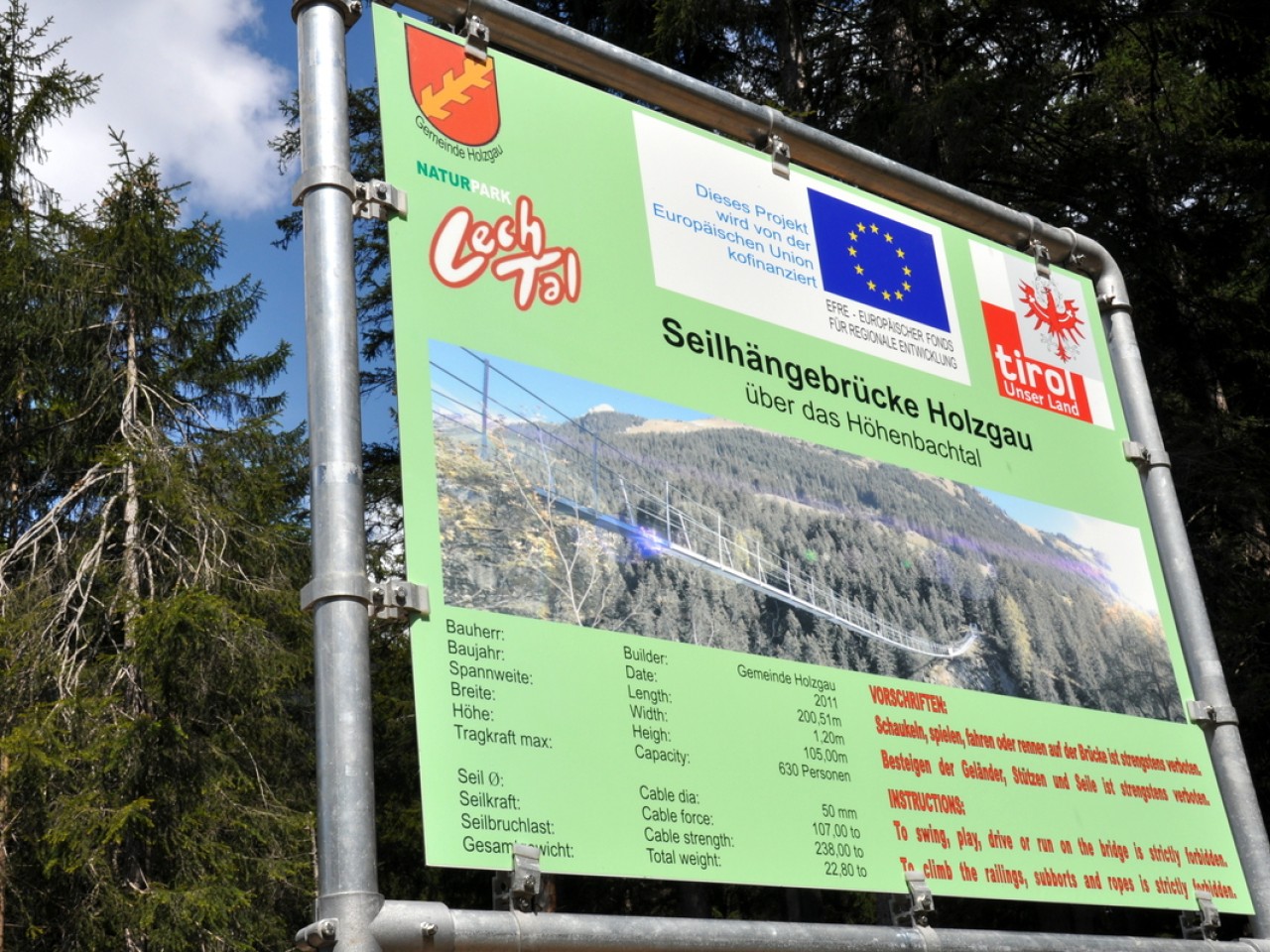  Holzgau im Frühling - Hängebrücke Holzgau Schild