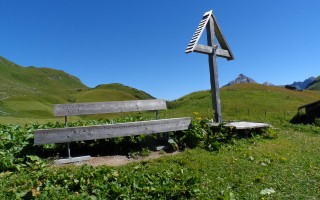  Sitzbank und Wegkreuz