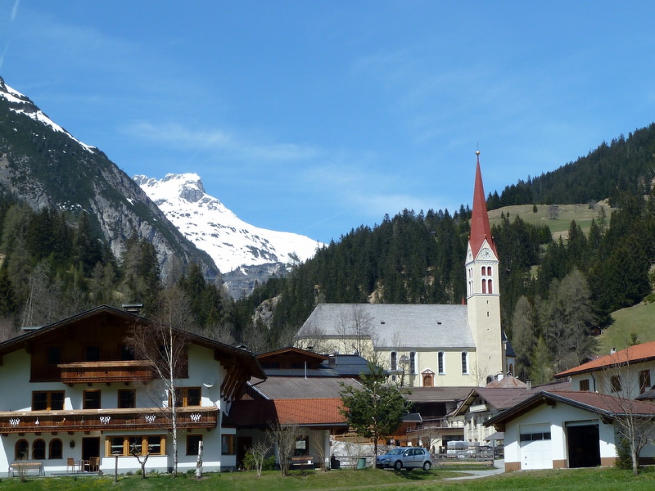  Kirche und Hängebrücke