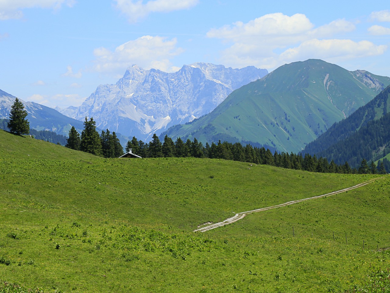  Reuttener Hütte mit Zugspitze