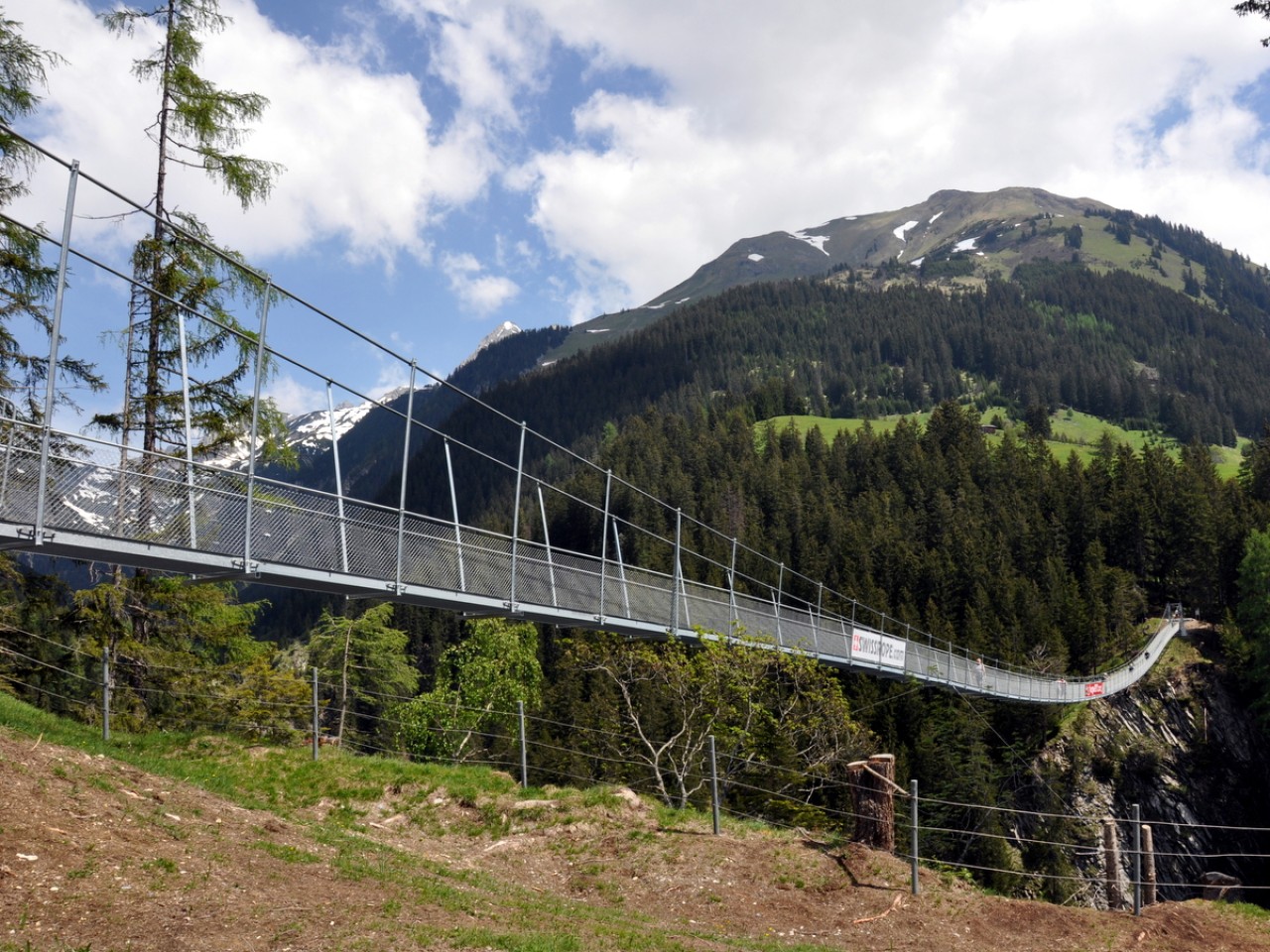  Holzgau im Frühling - Hängebrücke