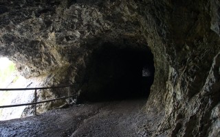  Weg durch die Felstunnel