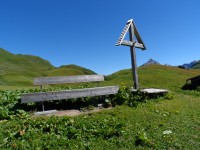 Sitzbank und Wegkreuz
