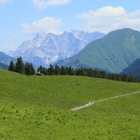  Reuttener Hütte mit Zugspitze