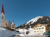 Kirche und Volksschule