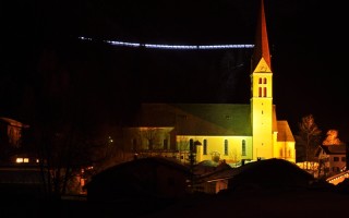  beleuchtete Hängebrücke
