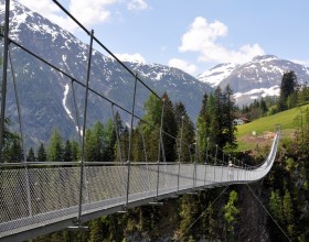 Holzgau im Frühling - Hängebrücke