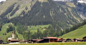  Holzgau im Frühling - Holzgau vom Feld