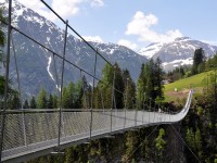 Holzgau im Frühling - Hängebrücke