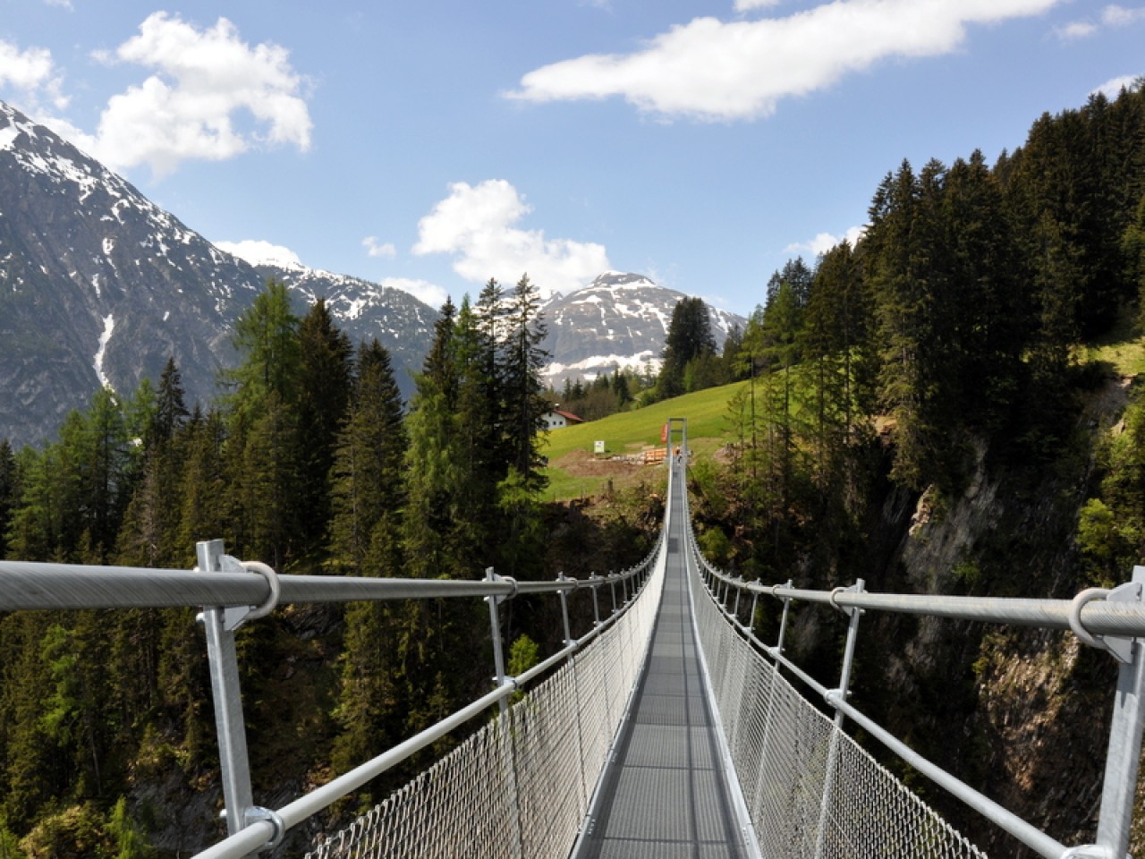  Holzgau im Frühling - Hängebrücke