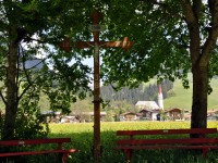 Holzgau im Frühling - Wegkreuz