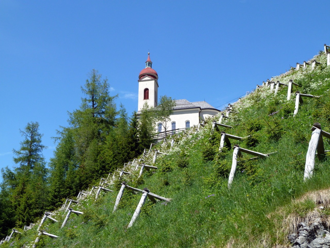  Kirche von unten