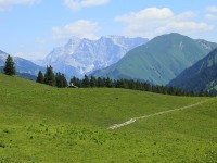 Reuttener Hütte mit Zugspitze