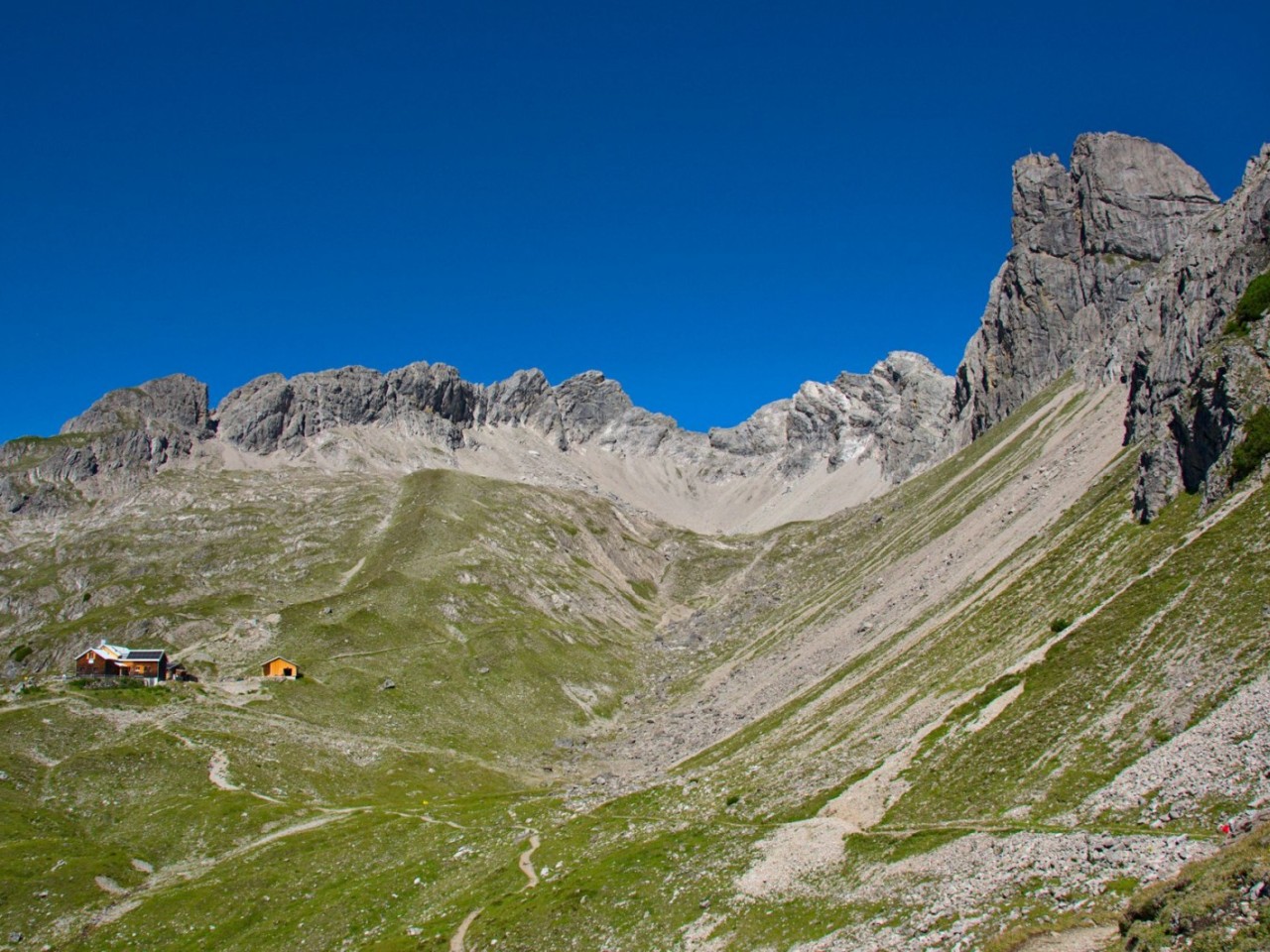  Hermann-von-Barth Hütte mit Wolfebnerspitze rechts