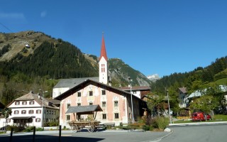  Dorfplatz in Holzgau im Herbst