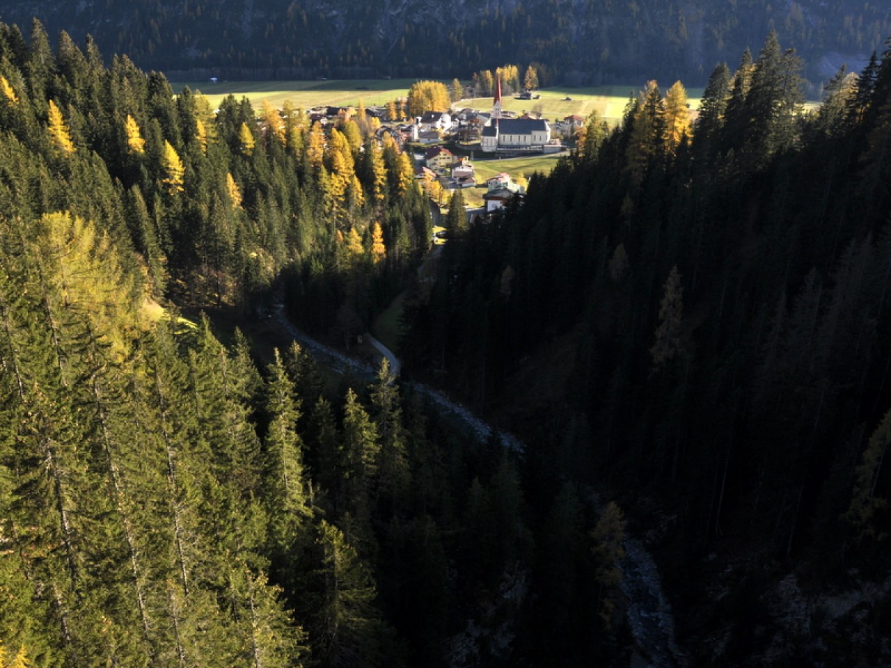  Holzgau Hängebrücke - Tiefblick