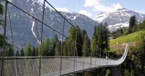 Holzgau im Frühling - Hängebrücke