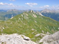 33_Woestersattel_mit_Alm,_Mittagspitze_und_Hoellenspitze.jpg