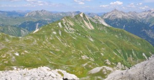  Woestersattel mit Alm, Mittagspitze und Hoellenspitze