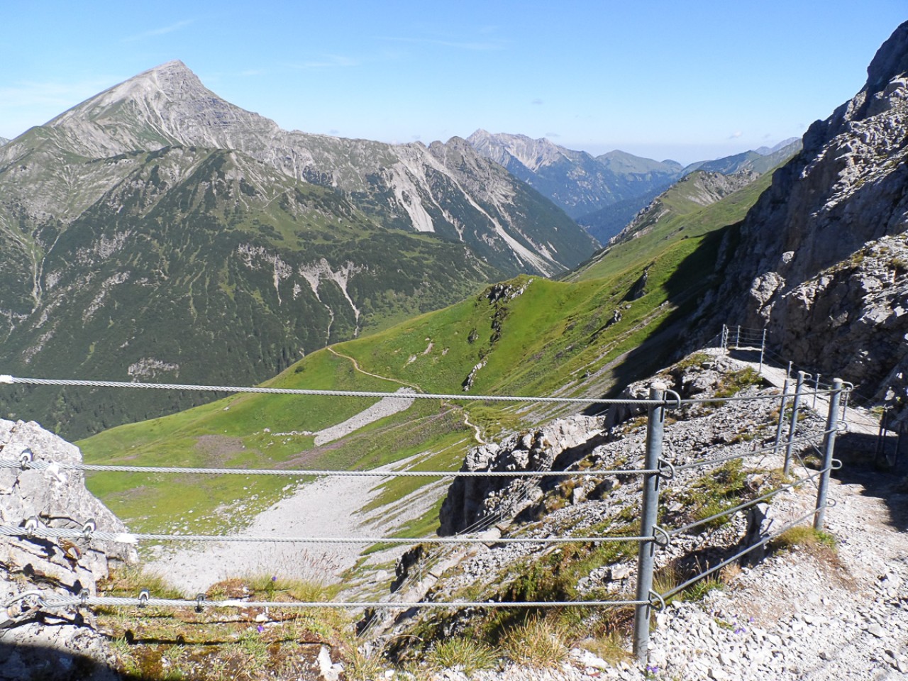  Weg hinunter zur Anhalter Hütte mit Namloser Wetterspitze