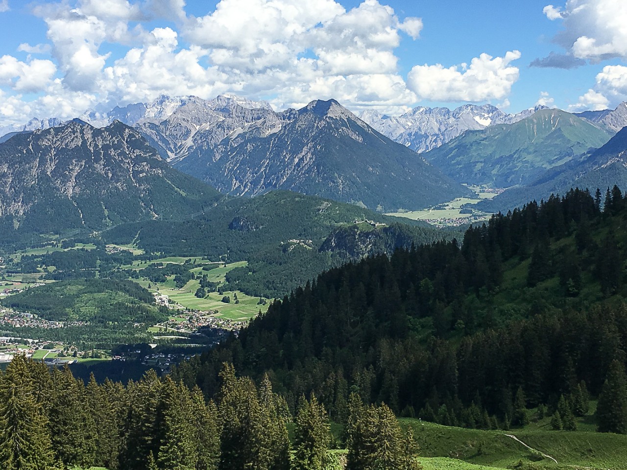  Blick zur Burgruine Ehrenberg und ins Zwischentoren