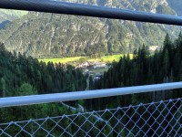 Hängebrücke und Holzgauer Dorfzentrum