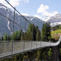  Holzgau im Frühling - Hängebrücke