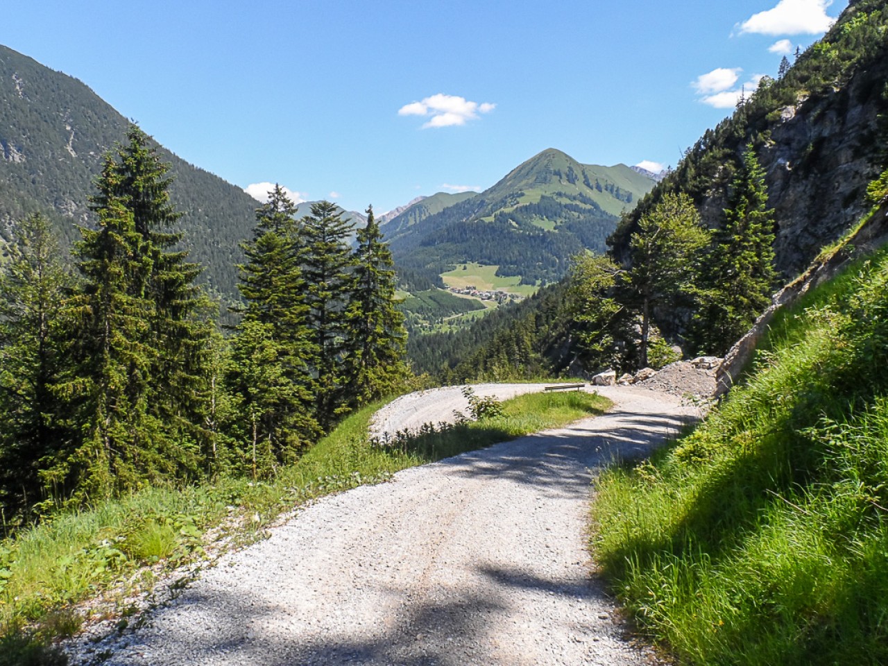  Der steile Forstweg bis zum Stausee