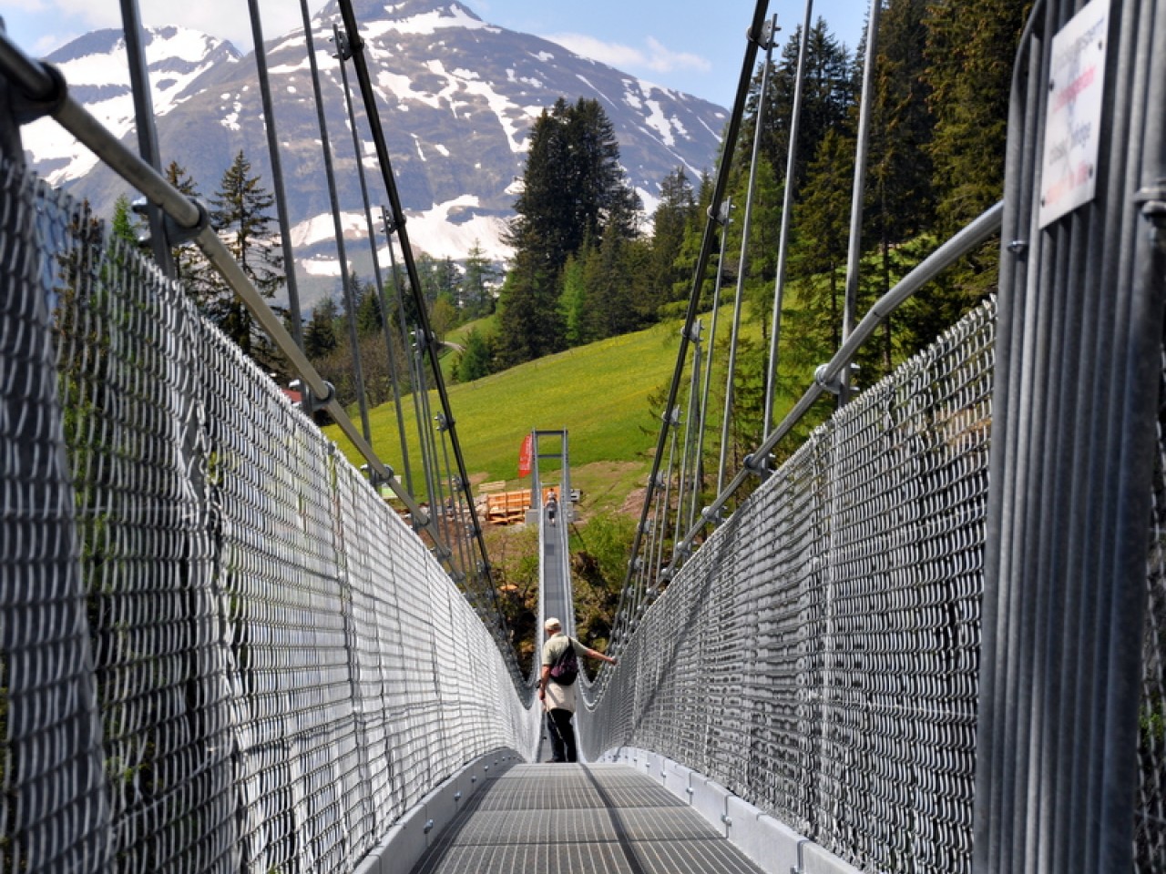 Holzgau im Frühling - Hängebrücke