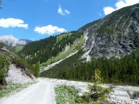 Schotterstrasse talauswärts