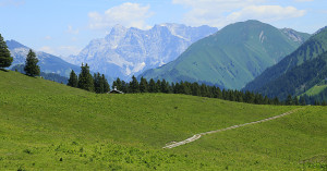  Reuttener Hütte mit Zugspitze