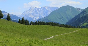Reuttener Hütte mit Zugspitze