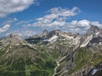 Blick in Richtung Wetterspitze (Mitte hinten), Feuerspitze (Mitte) und Vorderseespitze (rechts).jpg