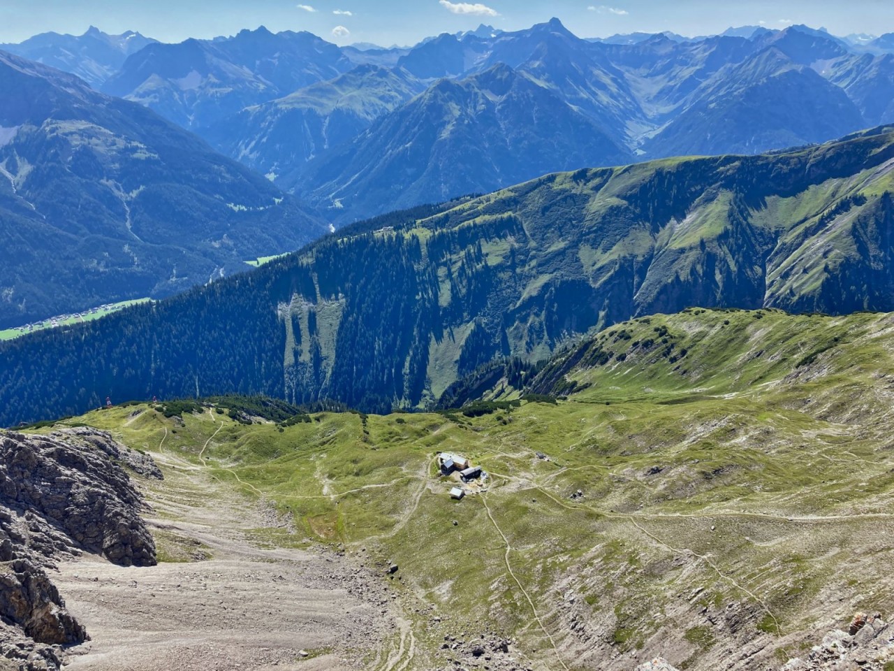  Tiefblick zur Hermann von Barth Hütte