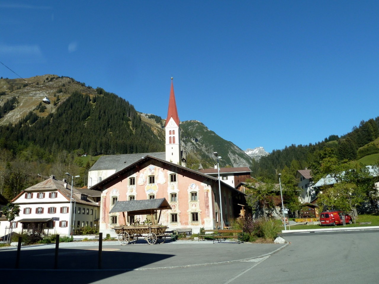  Dorfplatz in Holzgau im Herbst