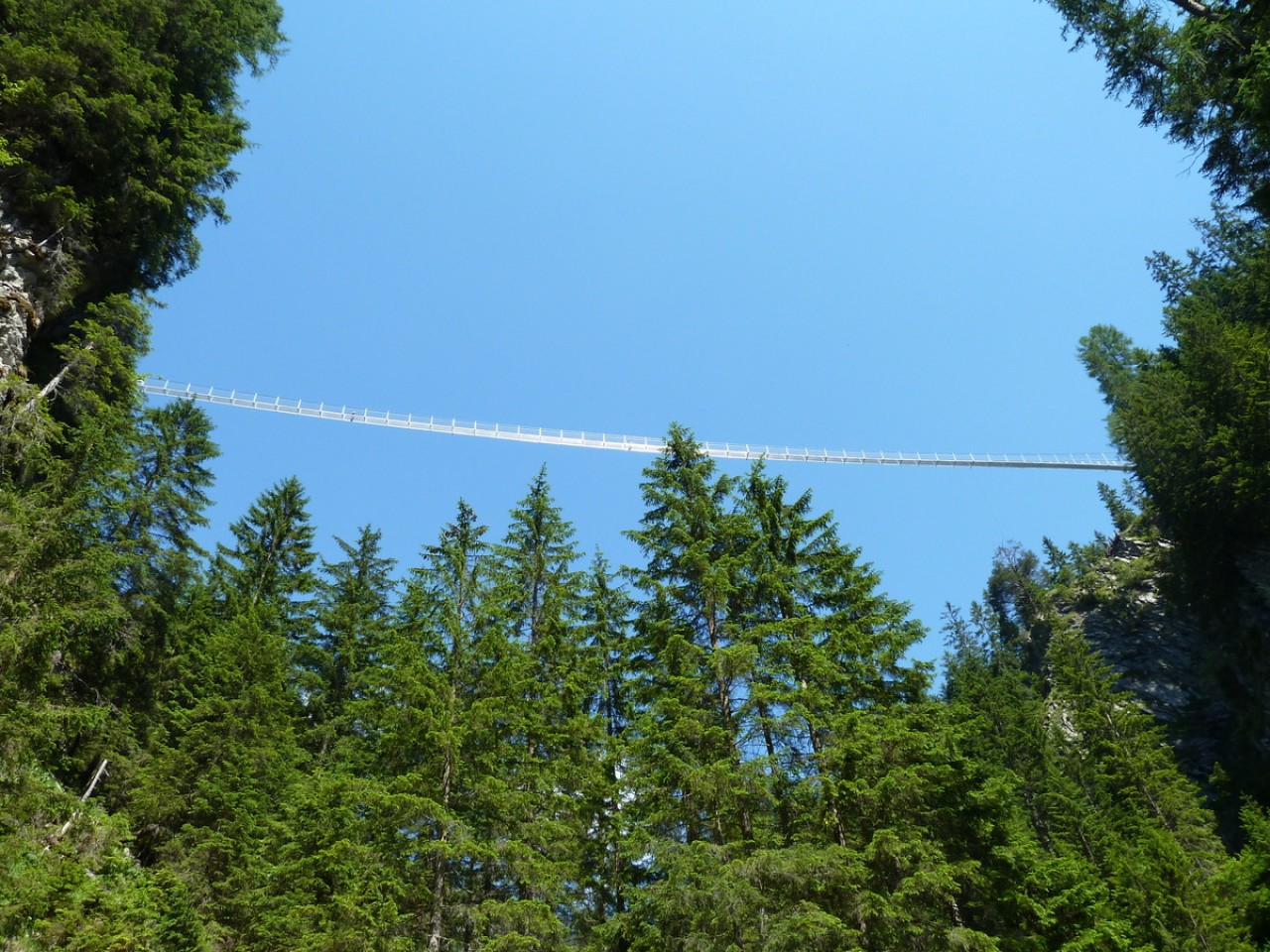  Hängebrücke Holzgau - von unten