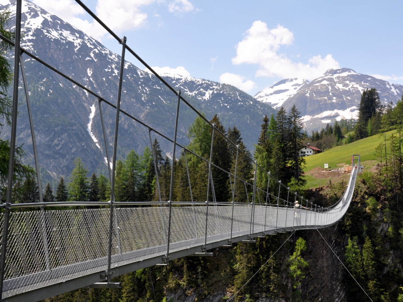  Holzgau im Frühling - Hängebrücke