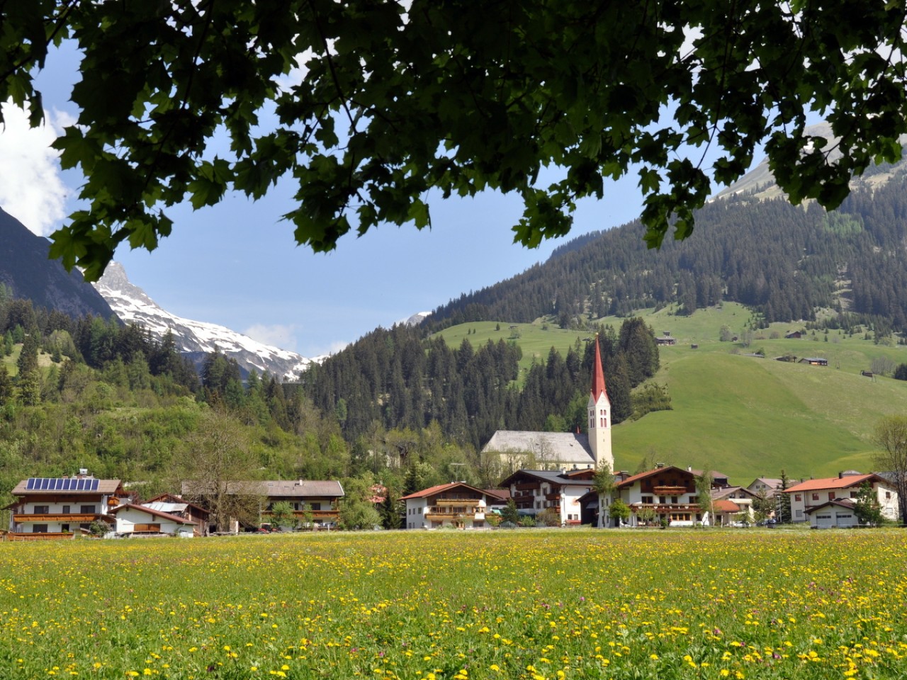 Holzgau im Frühling - Holzgauer Kirche