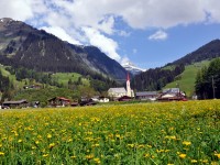 Holzgau im Frühling - Kirche und Hängebrüücke
