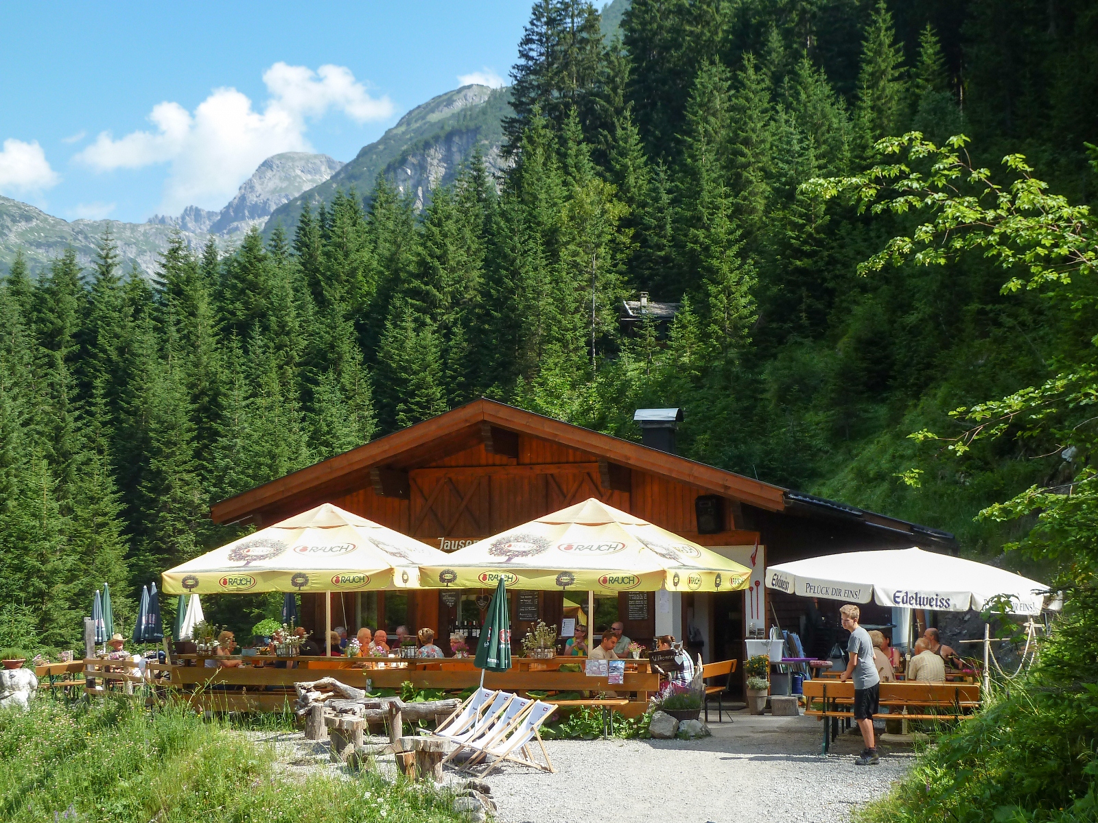 Über die Hängebrücke zum Cafe Uta - lechtal-info.com